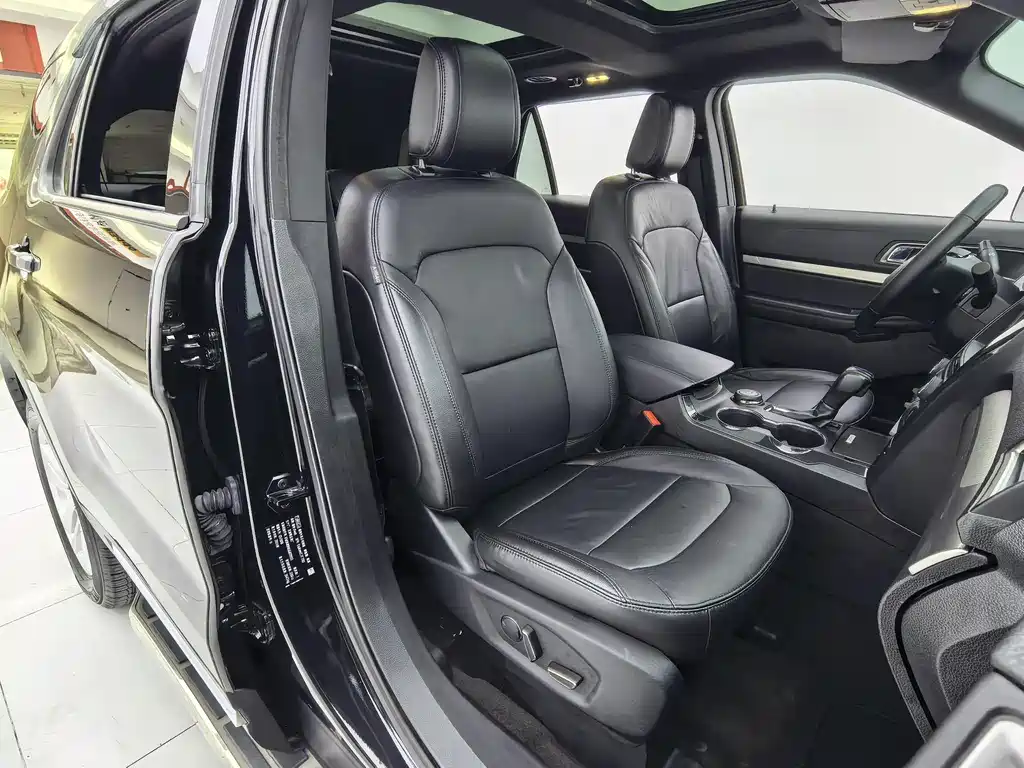 Ford Explorer 2019 — фото 25