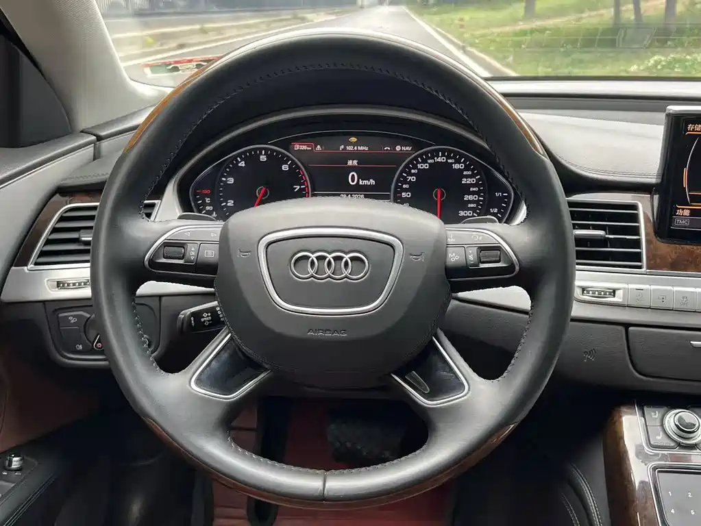 Audi A8 2017 — фото 18