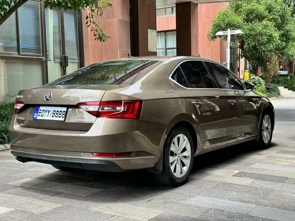 Skoda Superb 2017 — фото 9