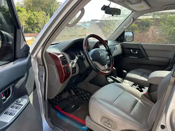 Mitsubishi Pajero 2011