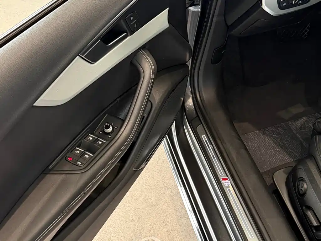 Audi A4L 2023 — фото 17