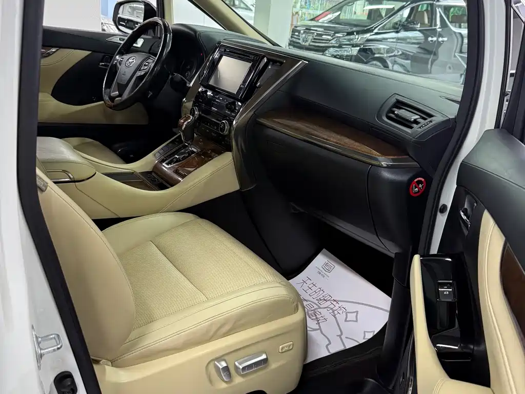 Toyota Alphard 2017 — фото 8