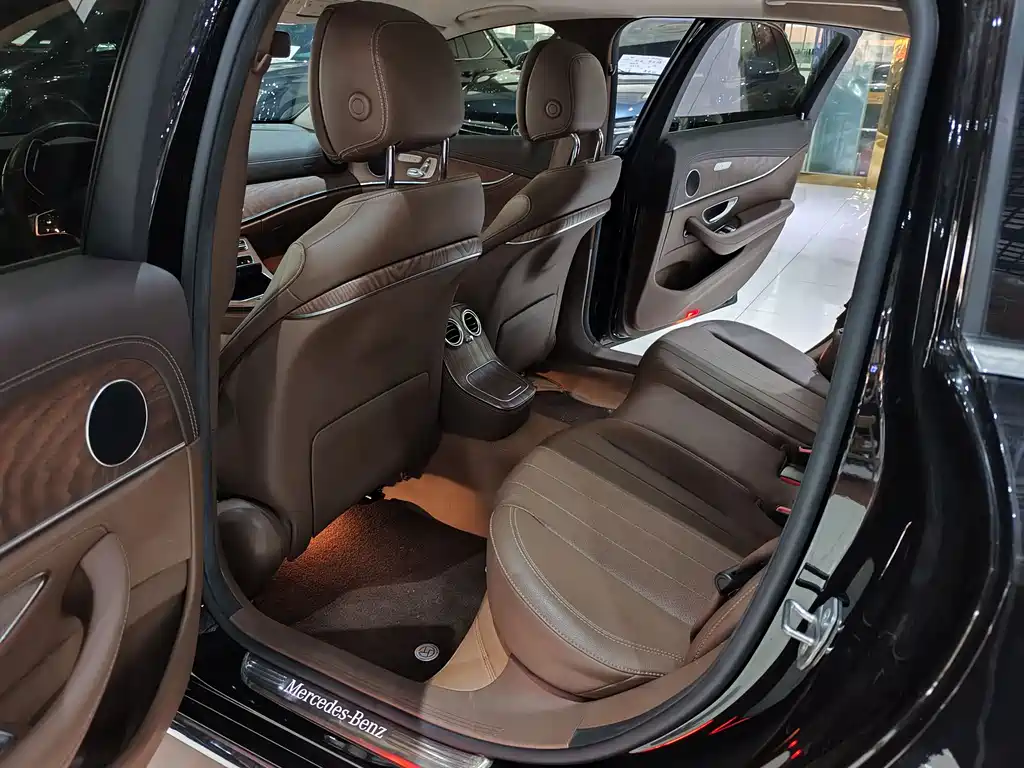 Mercedes-Benz E-Class 2023 — фото 6