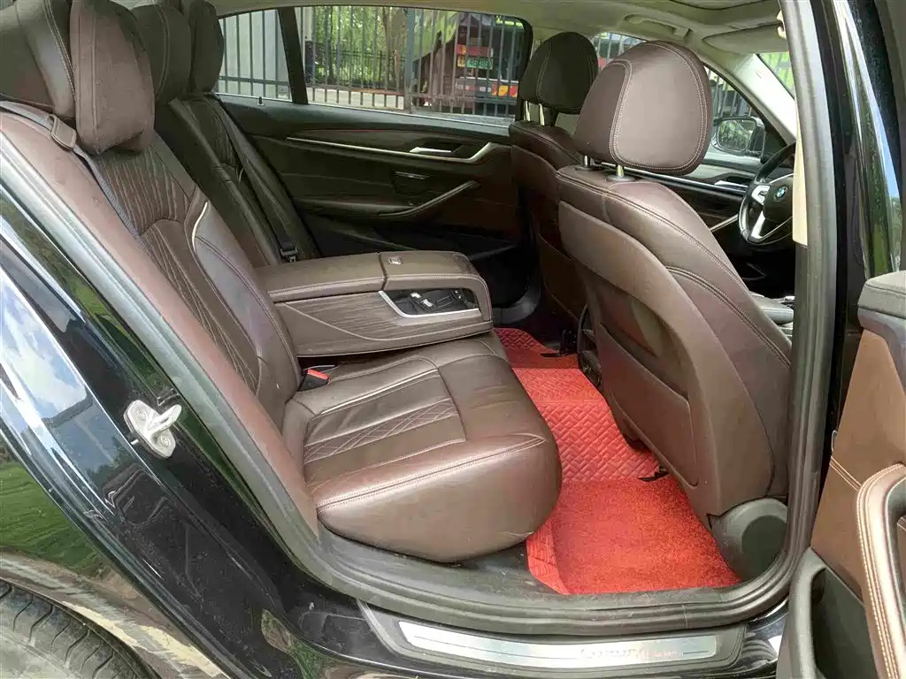 BMW 5 Series 2018 — фото 14