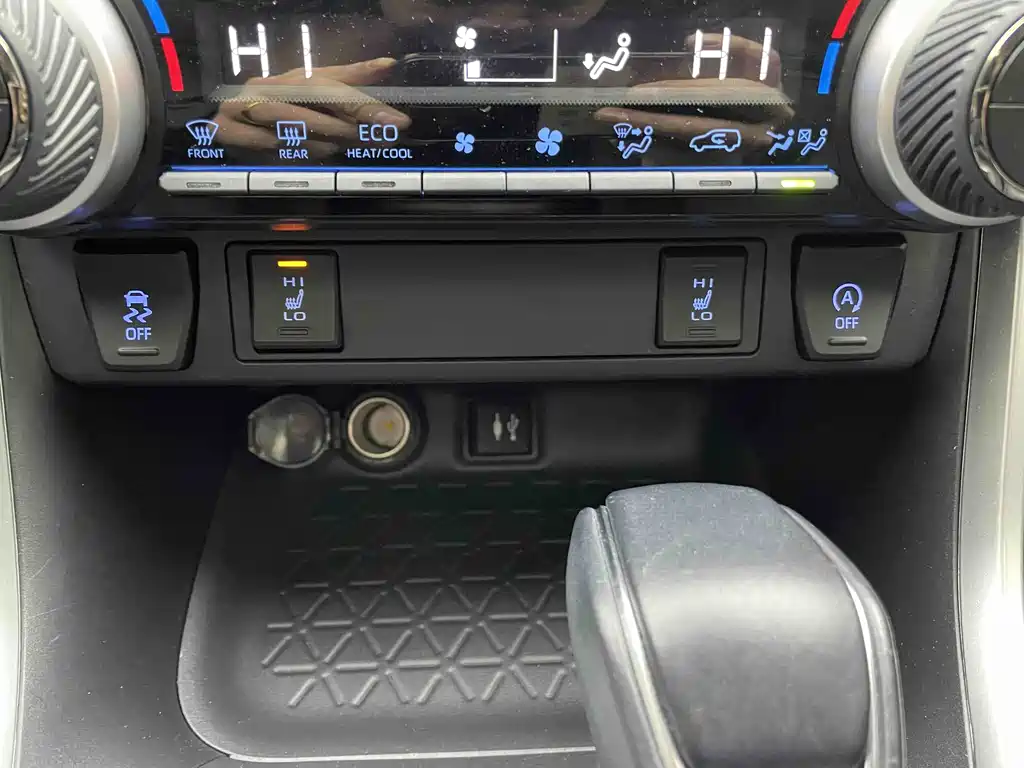 Toyota RAV4 2021 — фото 11