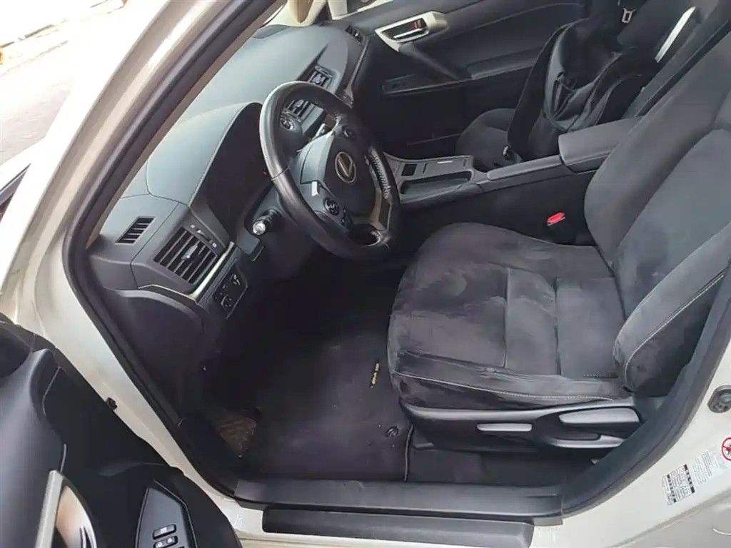 Lexus CT 2015 — фото 15