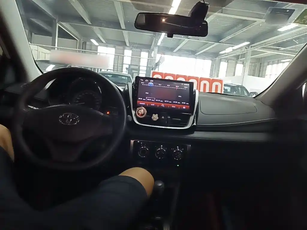 Toyota Yaris L 2018 — фото 10