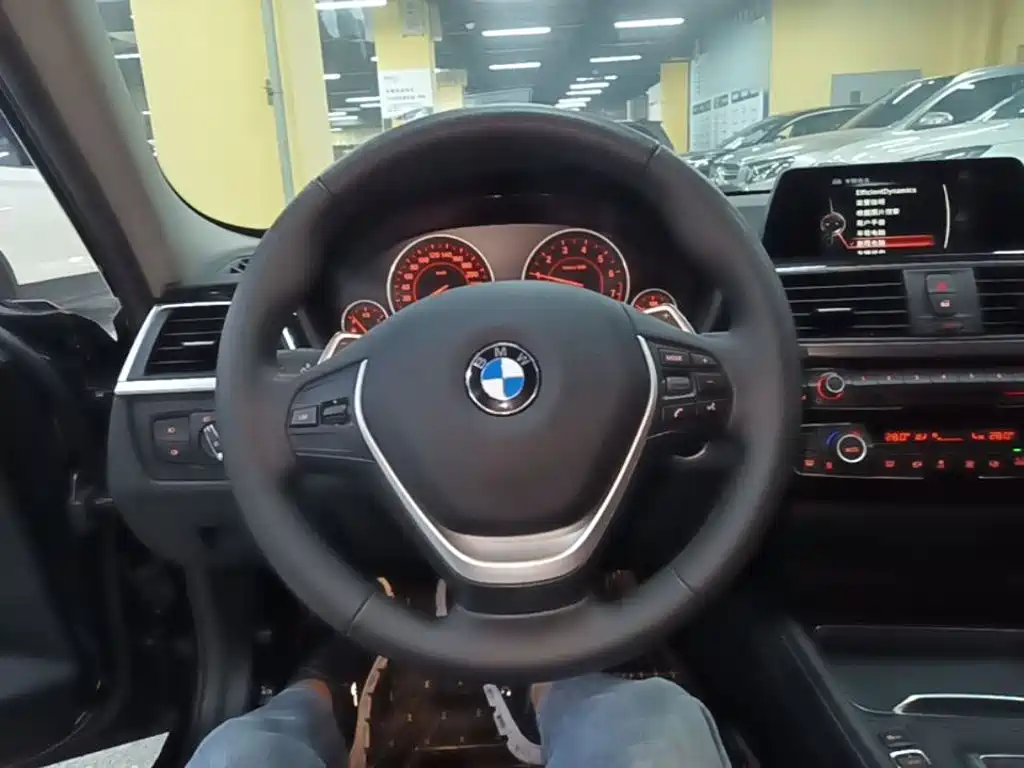 BMW 3 Series 2017 — фото 11