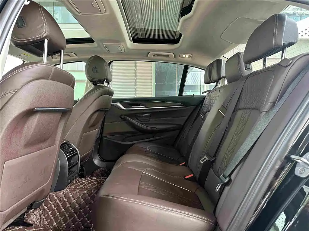 BMW 5 Series 2019 — фото 17