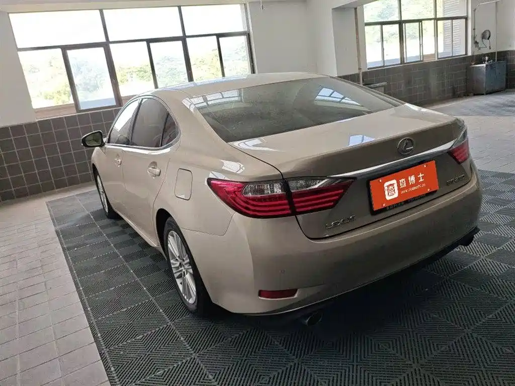 Lexus ES 2014 — фото 12