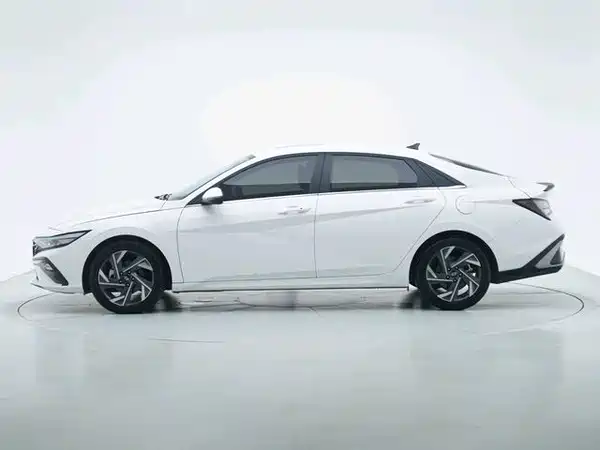 Hyundai Elantra 2024