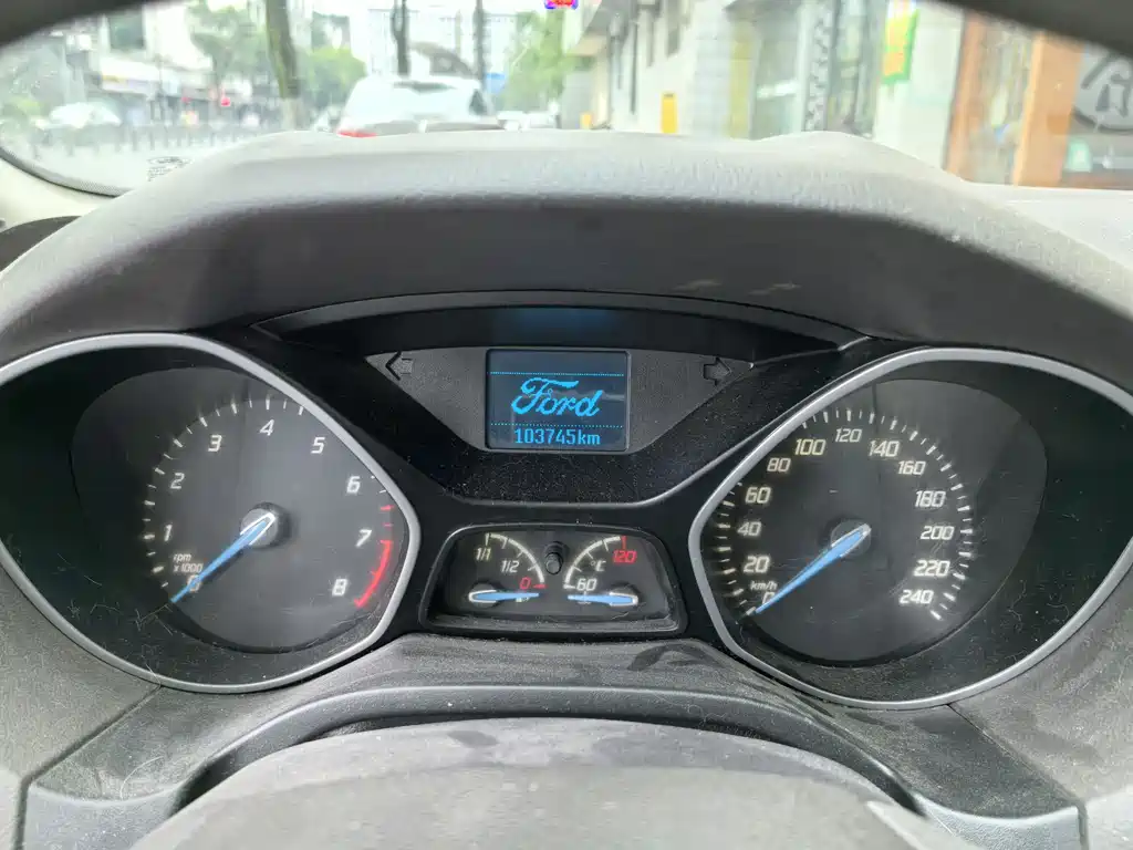 Ford Focus 2014 — фото 12