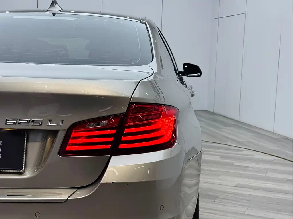 BMW 5 Series 2017 — фото 27