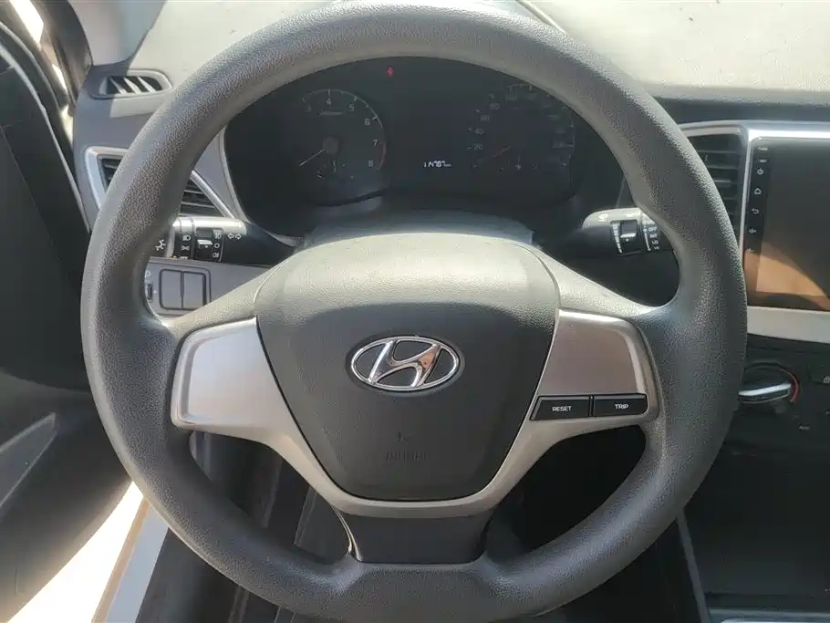 Hyundai Verna 2017 — фото 15