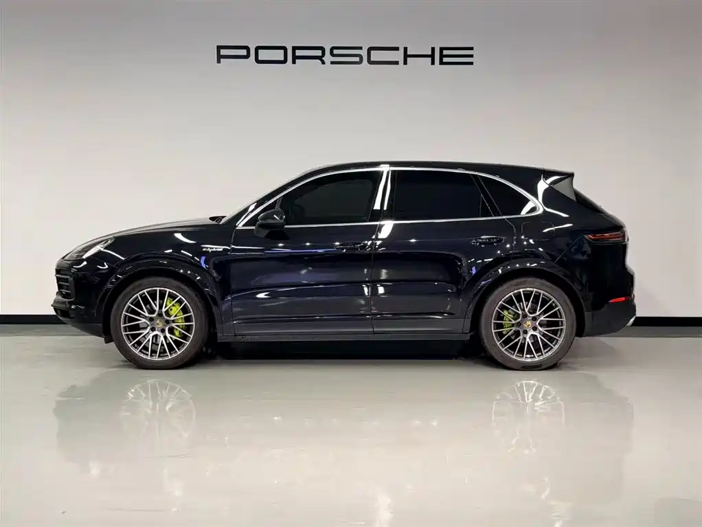 Porsche Cayenne Hybrid 2022 — фото 20