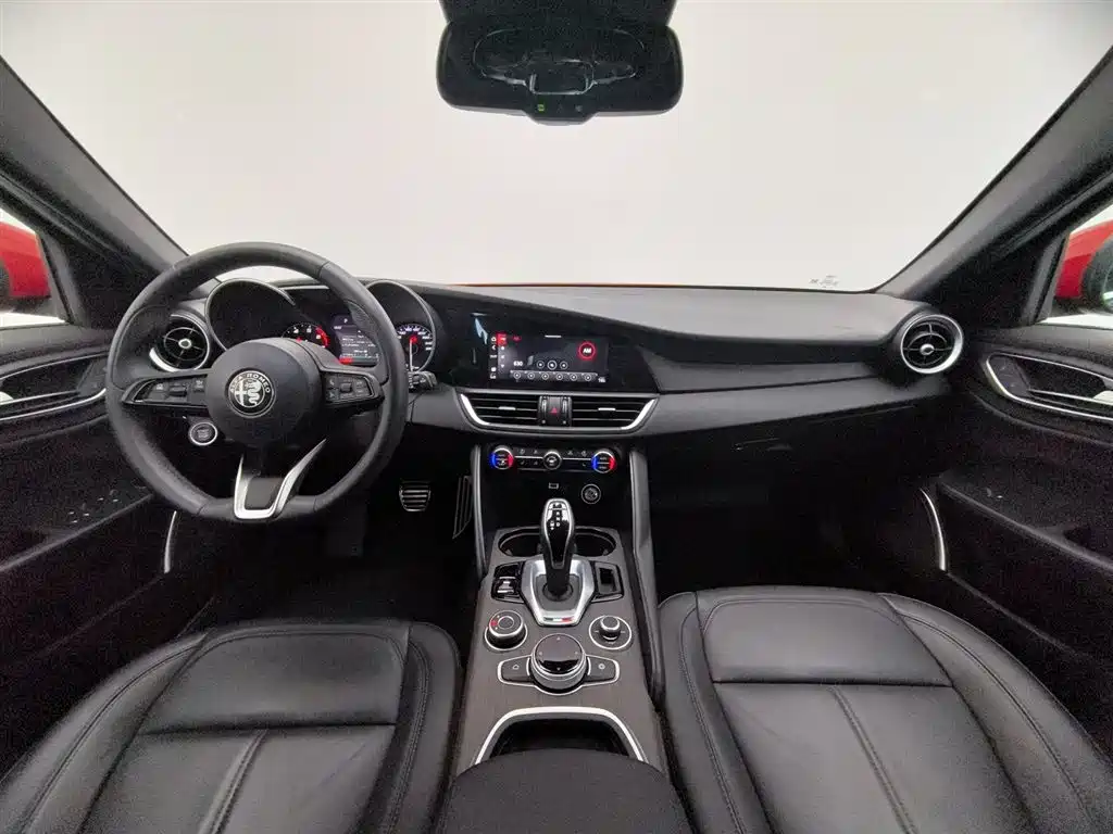 Alfa Romeo Giulia 2023 — фото 5