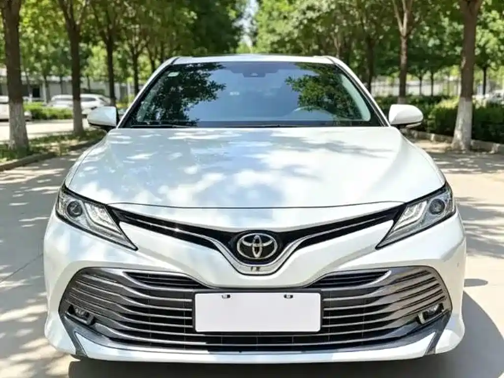 Toyota Camry 2018 — фото 2
