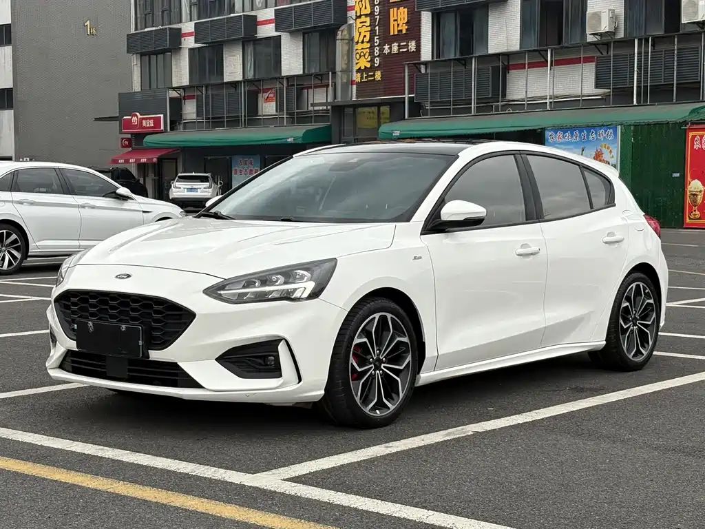 Ford Focus 2022 — фото 1
