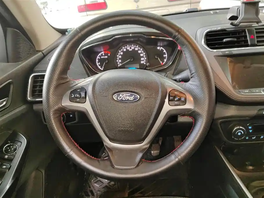 Ford Escort 2017 — фото 15