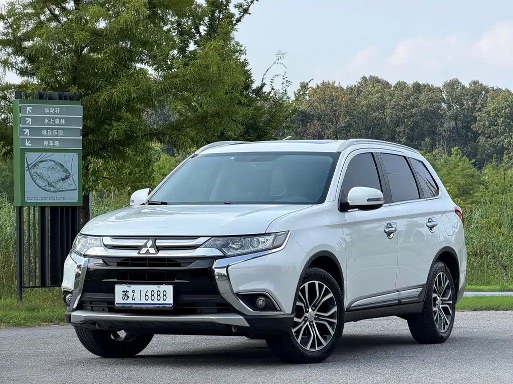 Mitsubishi Outlander 2018 — фото 1