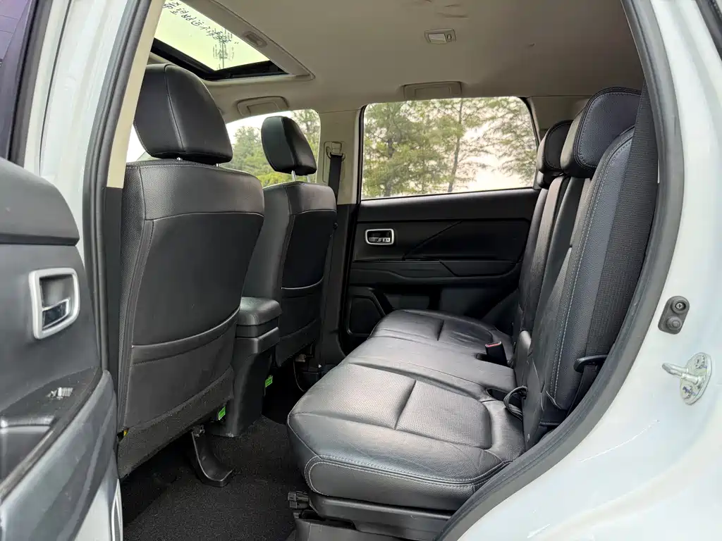 Mitsubishi Outlander 2018 — фото 10