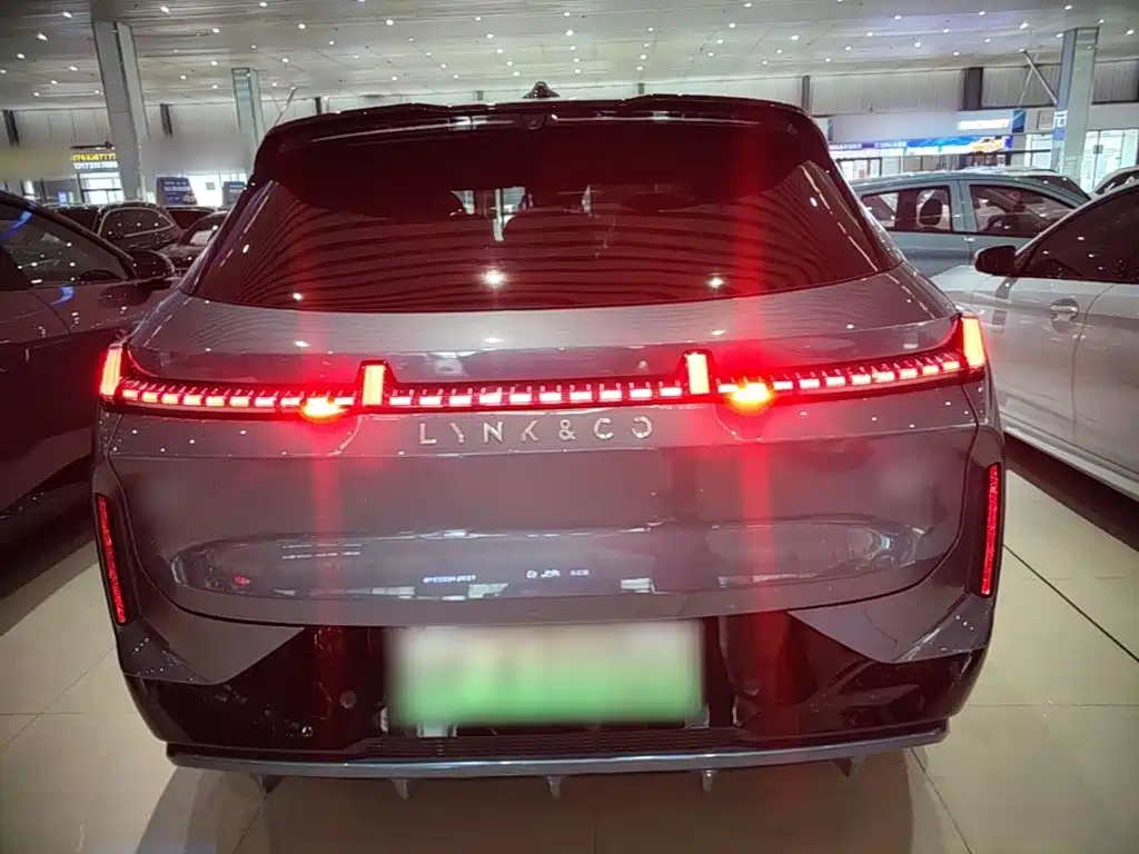 Lynk & Co 08 EM-P 2025