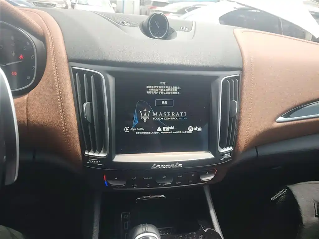 Maserati Levante 2017 — фото 13