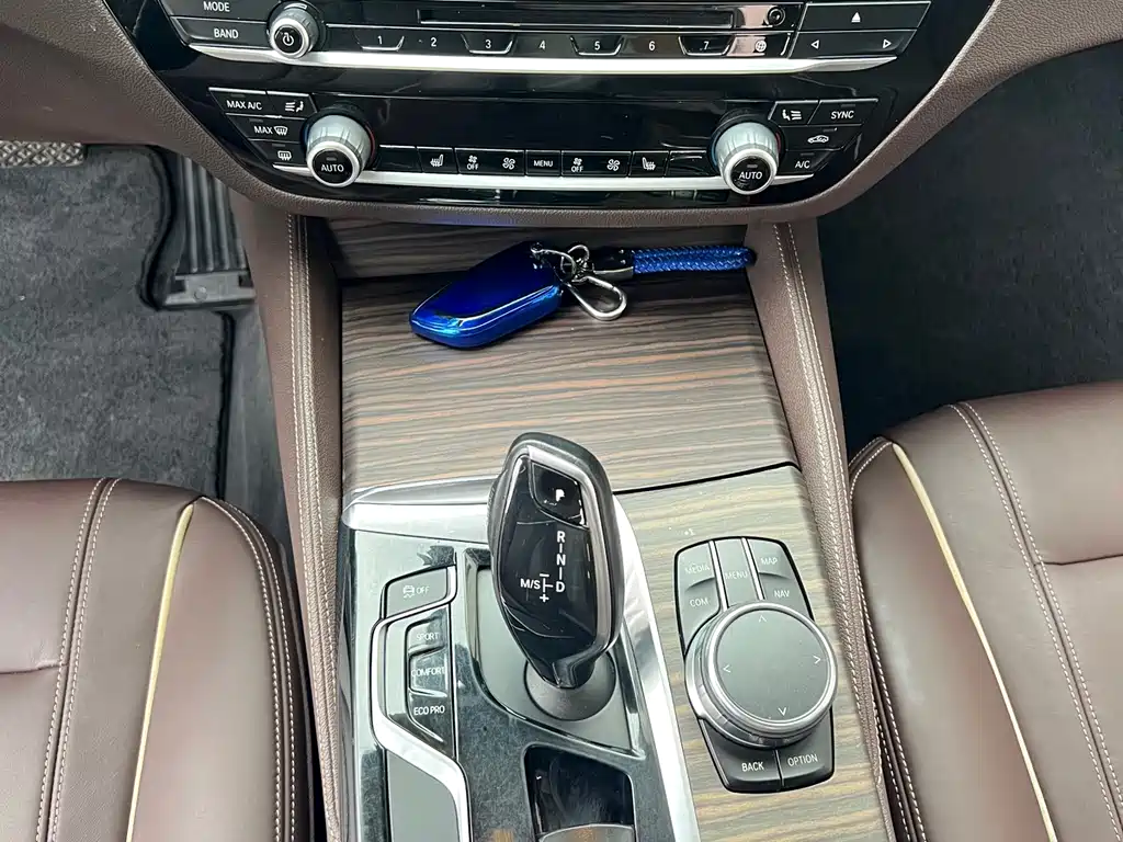 BMW 5 Series 2018 — фото 27