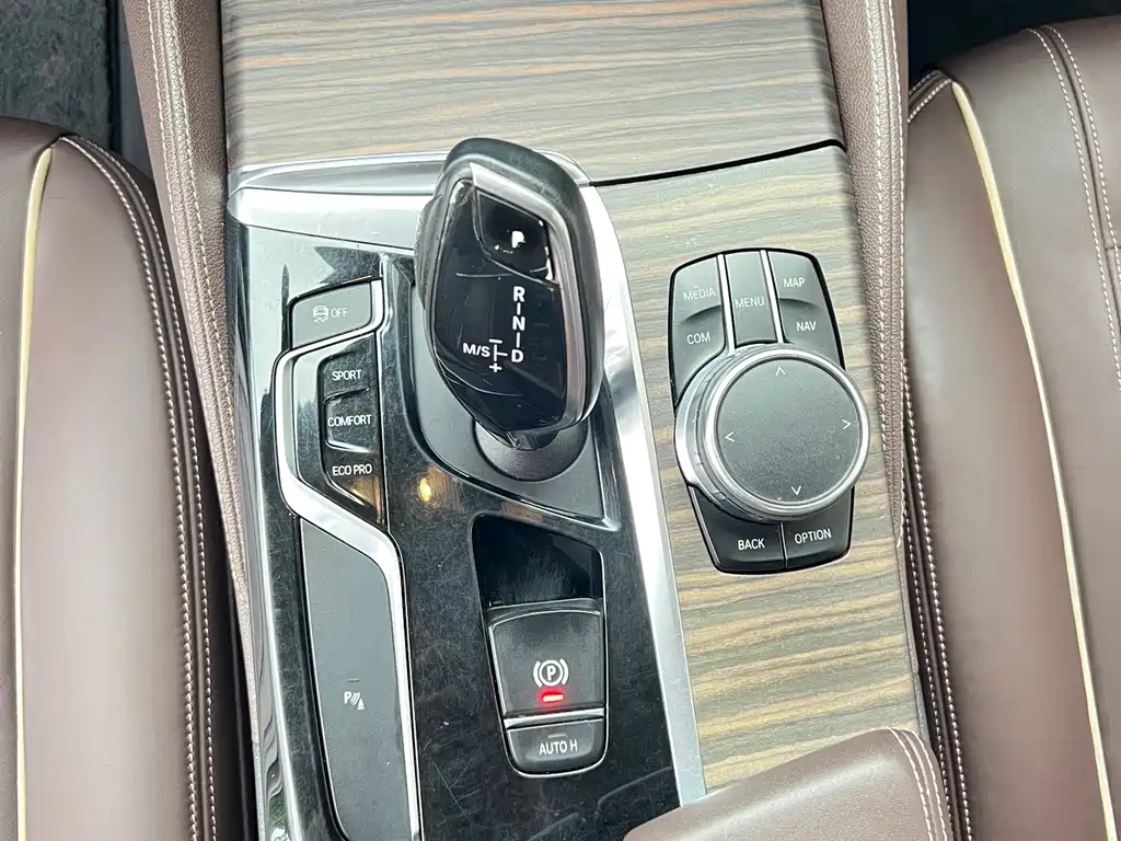 BMW 5 Series 2018 — фото 28