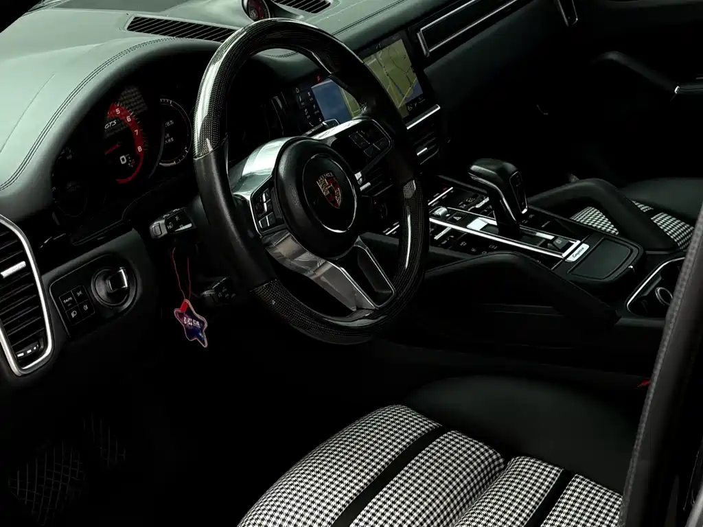 Porsche Cayenne 2018 — фото 15