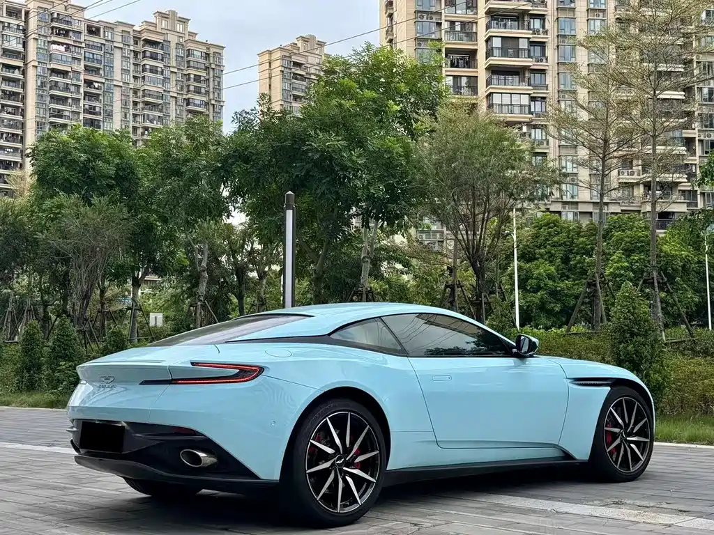 Aston Martin DB11 2018 — фото 8