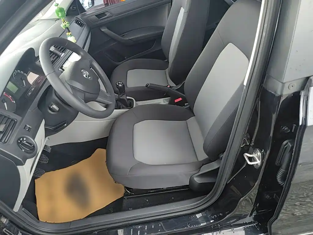 Skoda Rapid 2017 — фото 15