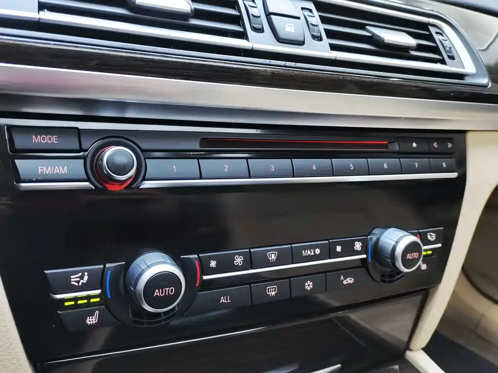 BMW 7 Series 2013 — фото 20