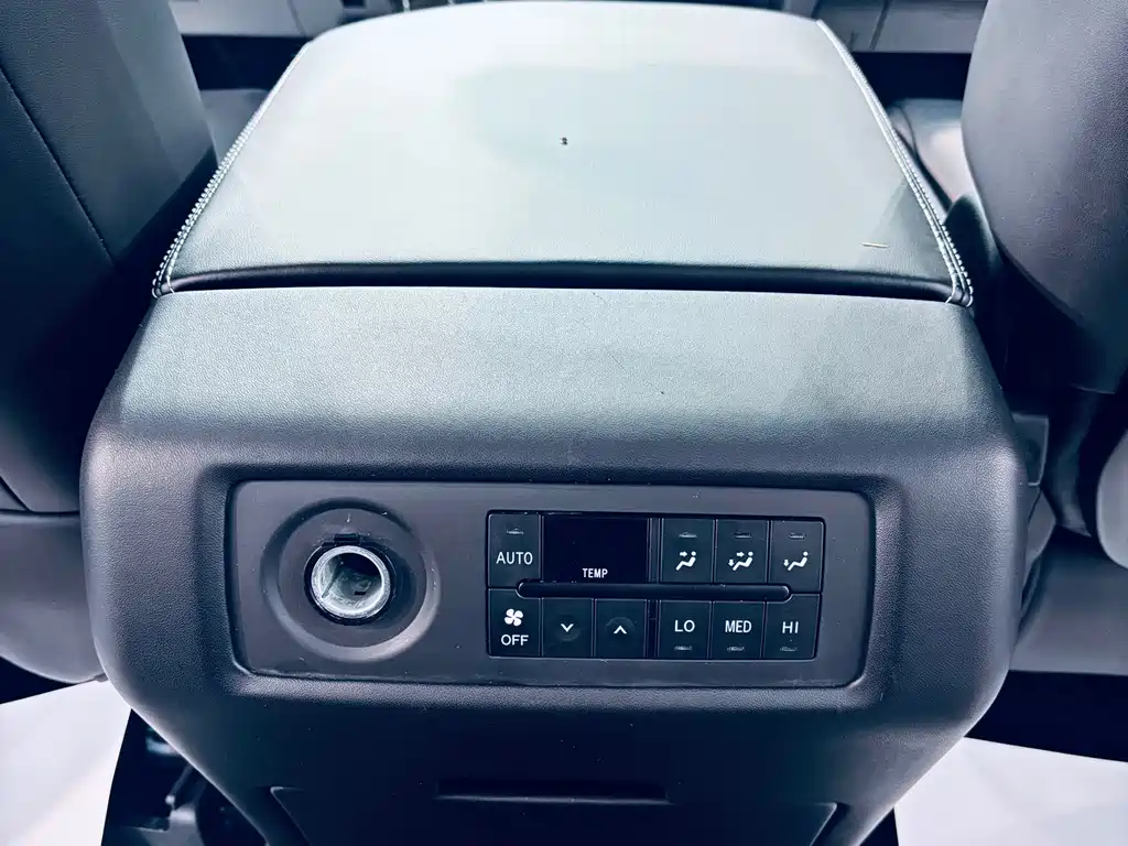 Toyota Sequoia 2016 — фото 12