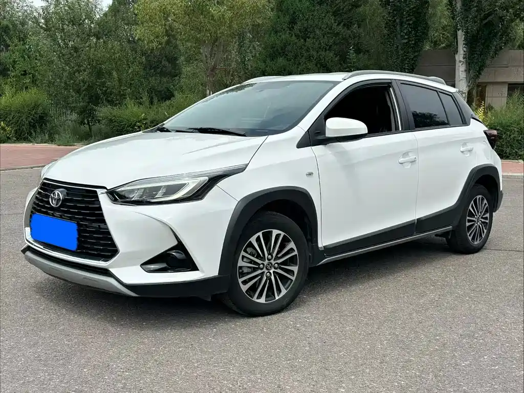 Toyota Yaris L 2022 — фото 1