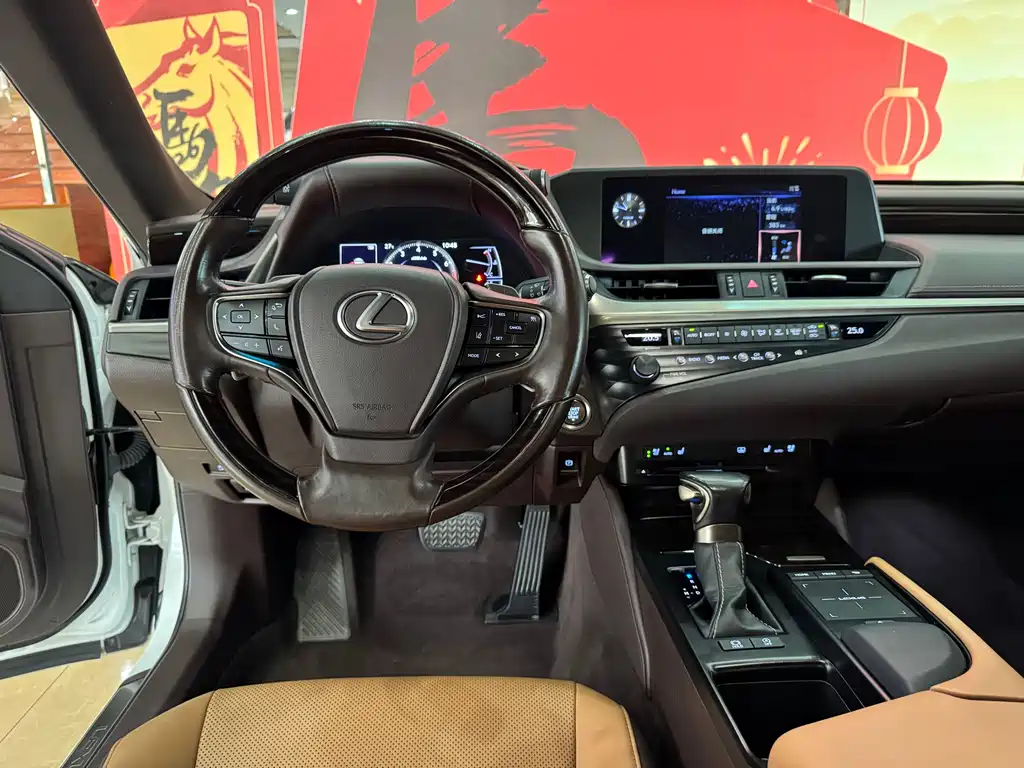 Lexus ES 2020 — фото 12