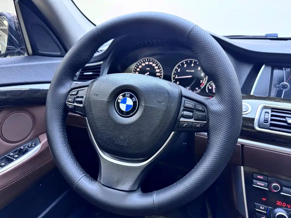 BMW 5 Series GT 2012 — фото 13