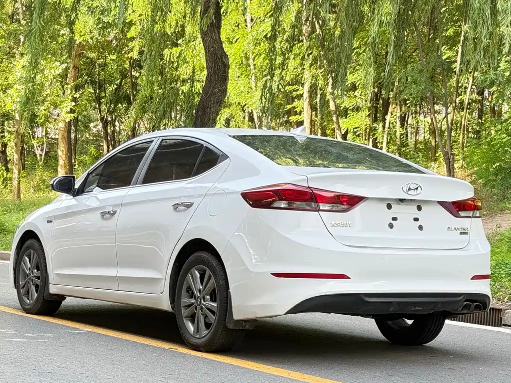 Hyundai Elantra 2016 — фото 4