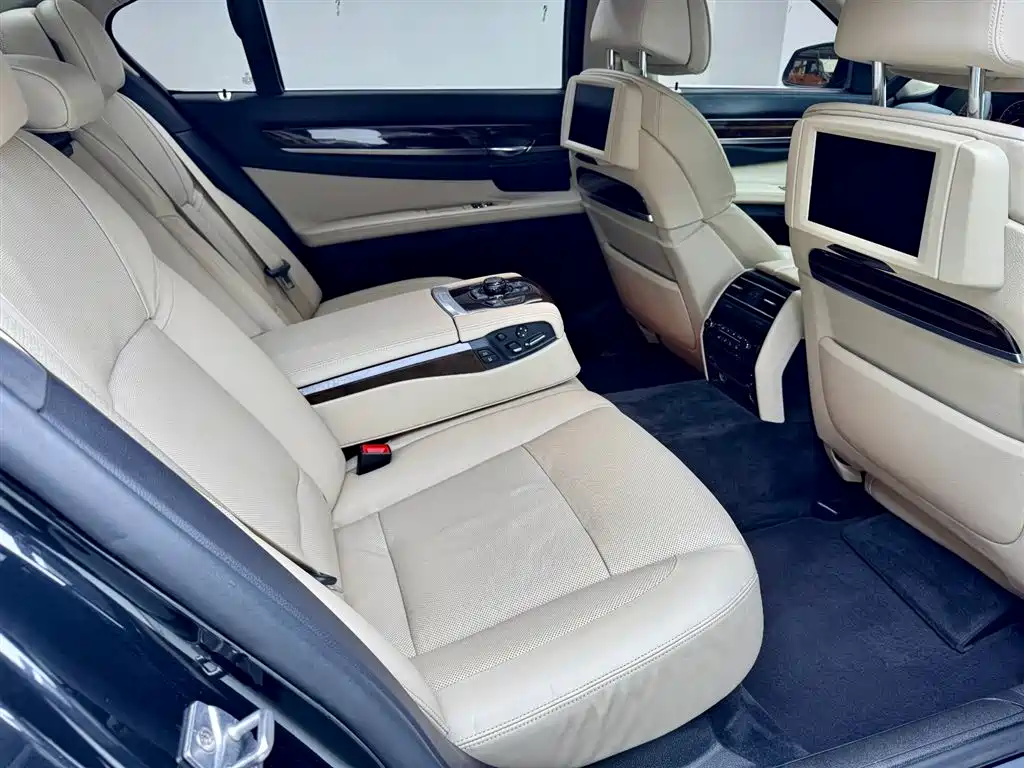BMW 7 Series 2011 — фото 25