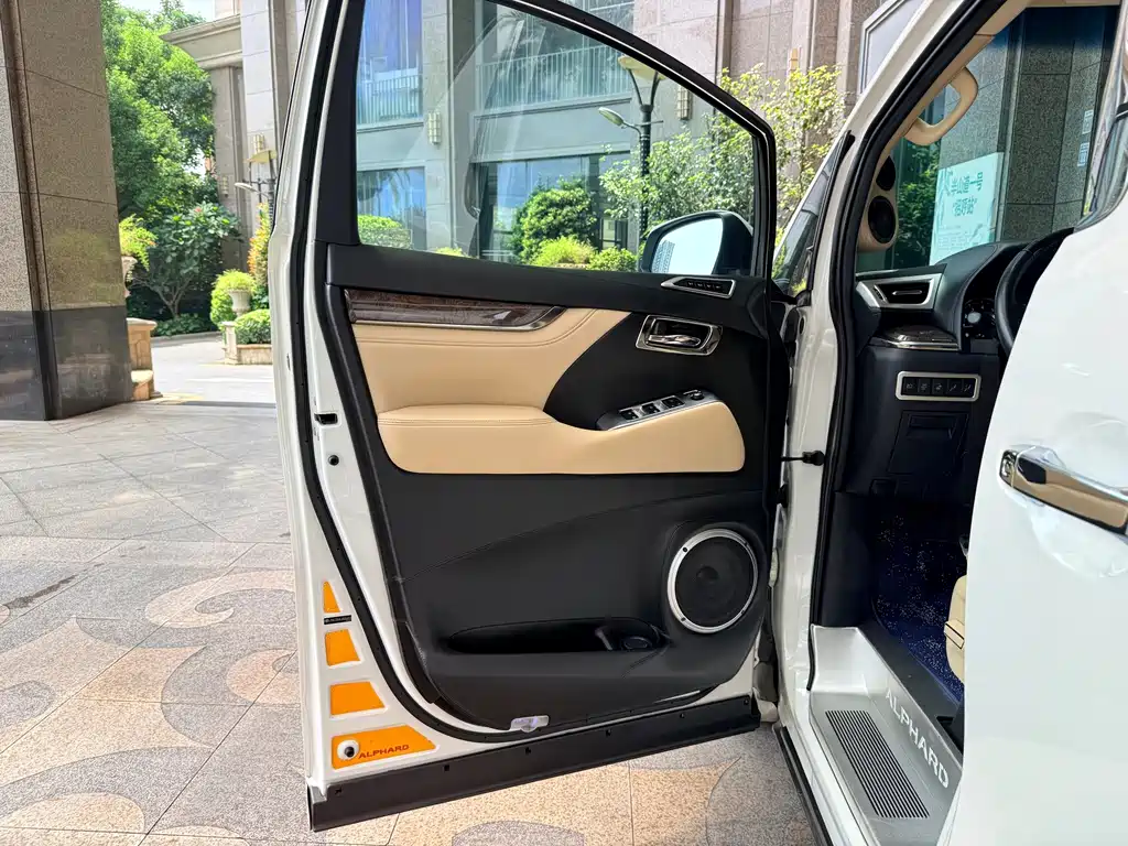 Toyota Alphard 2018 — фото 21
