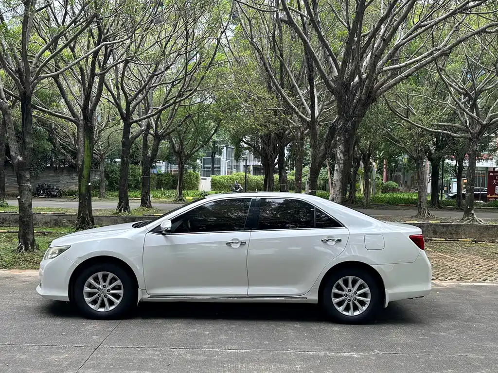 Toyota Camry 2014 — фото 7