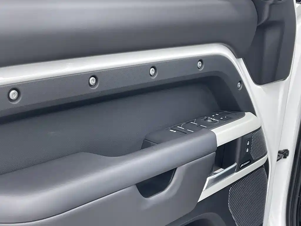 Land Rover Defender 2024 — фото 11