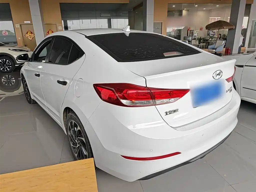 Hyundai Elantra 2020 — фото 5