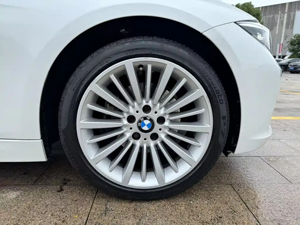 BMW 3 Series 2018 — фото 9