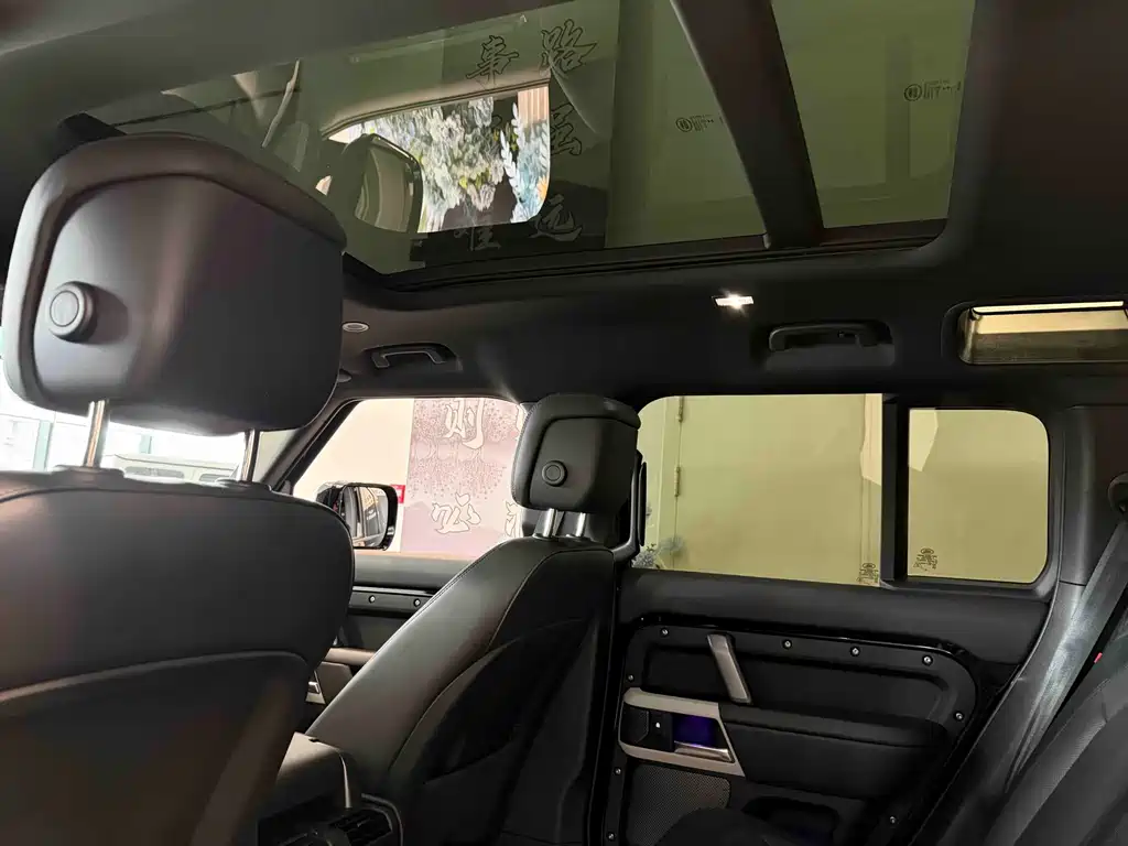 Land Rover Defender 2023 — фото 18