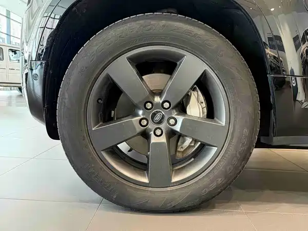Land Rover Defender 2023