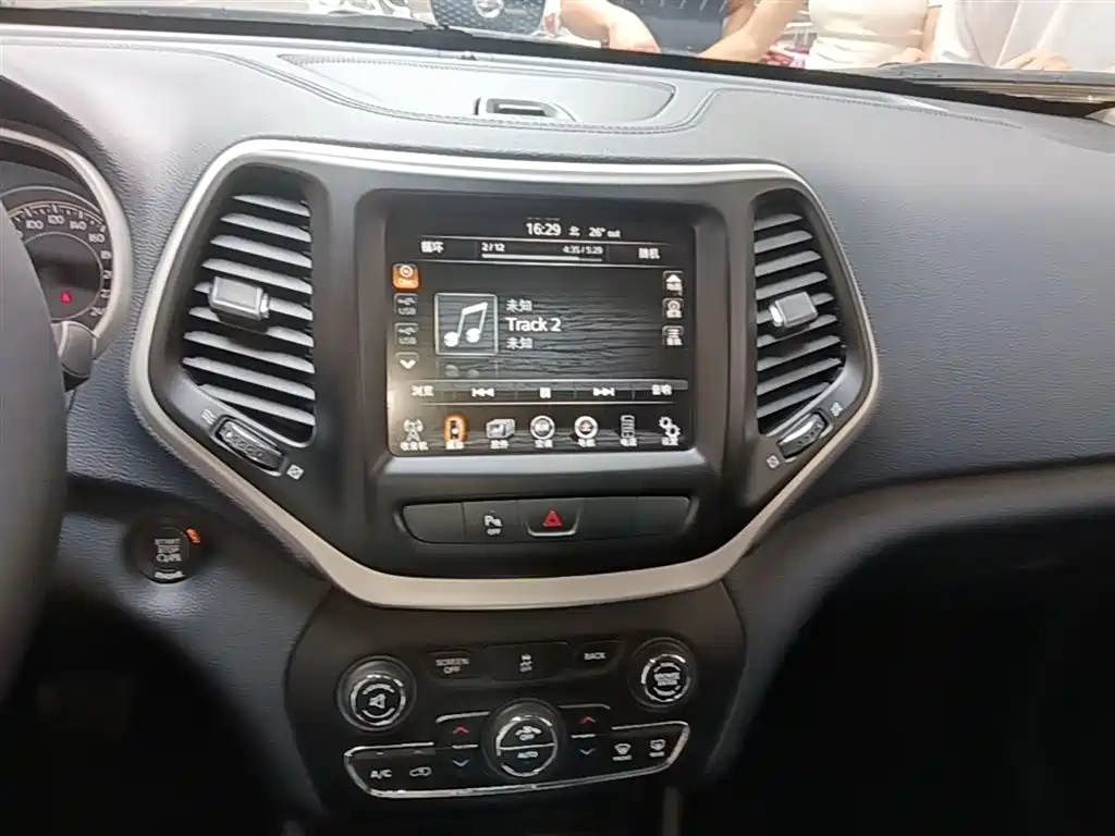 Jeep Cherokee 2015 — фото 13