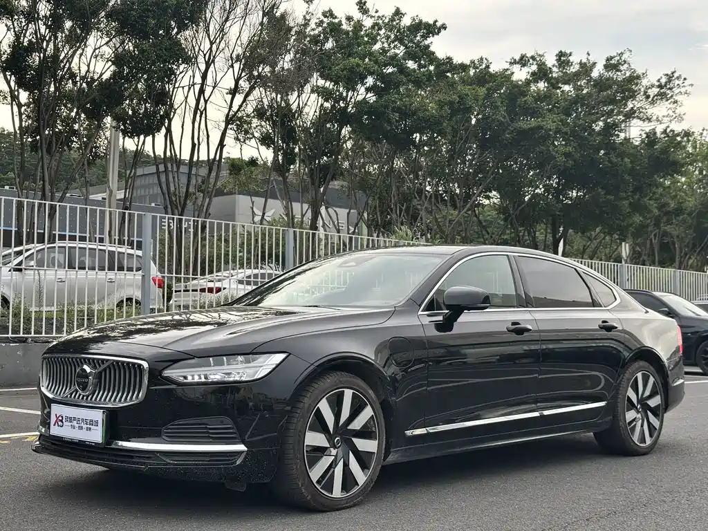 Volvo S90 Plug-In Hybrid 2024 — фото 1