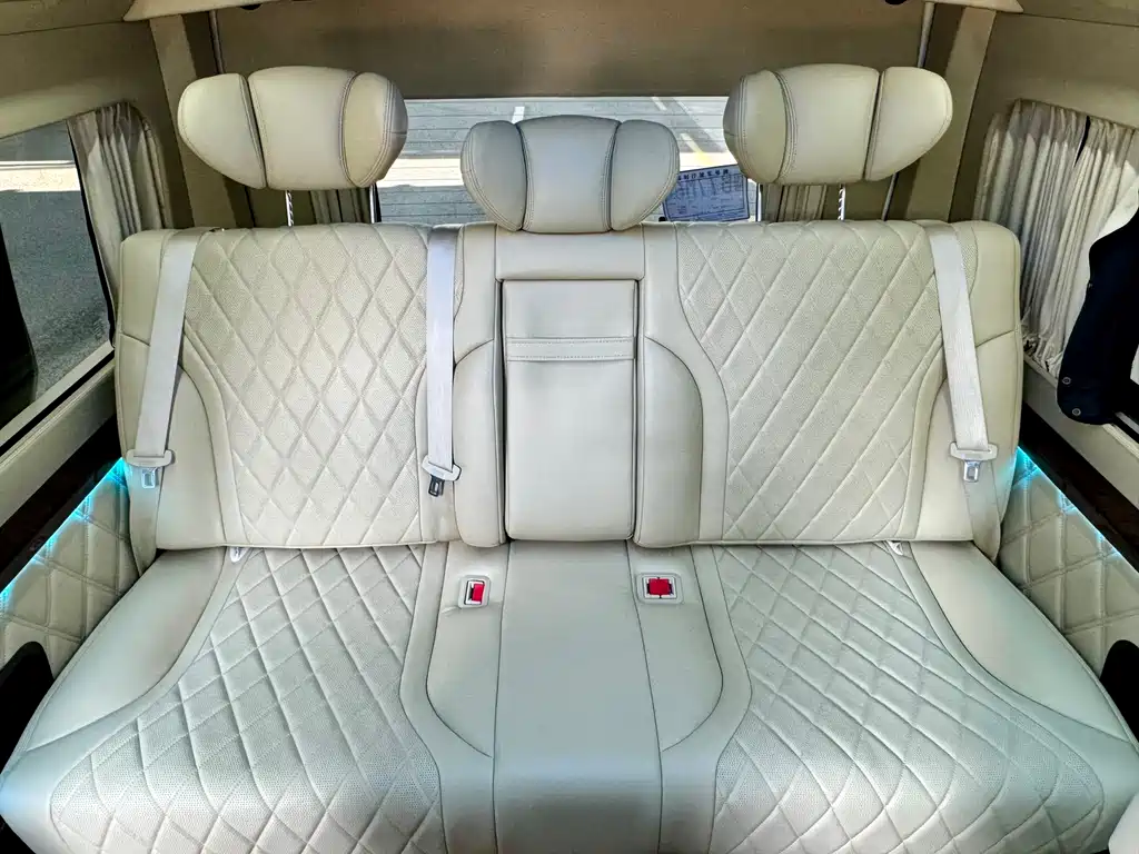 Toyota Hiace 2022 — фото 15