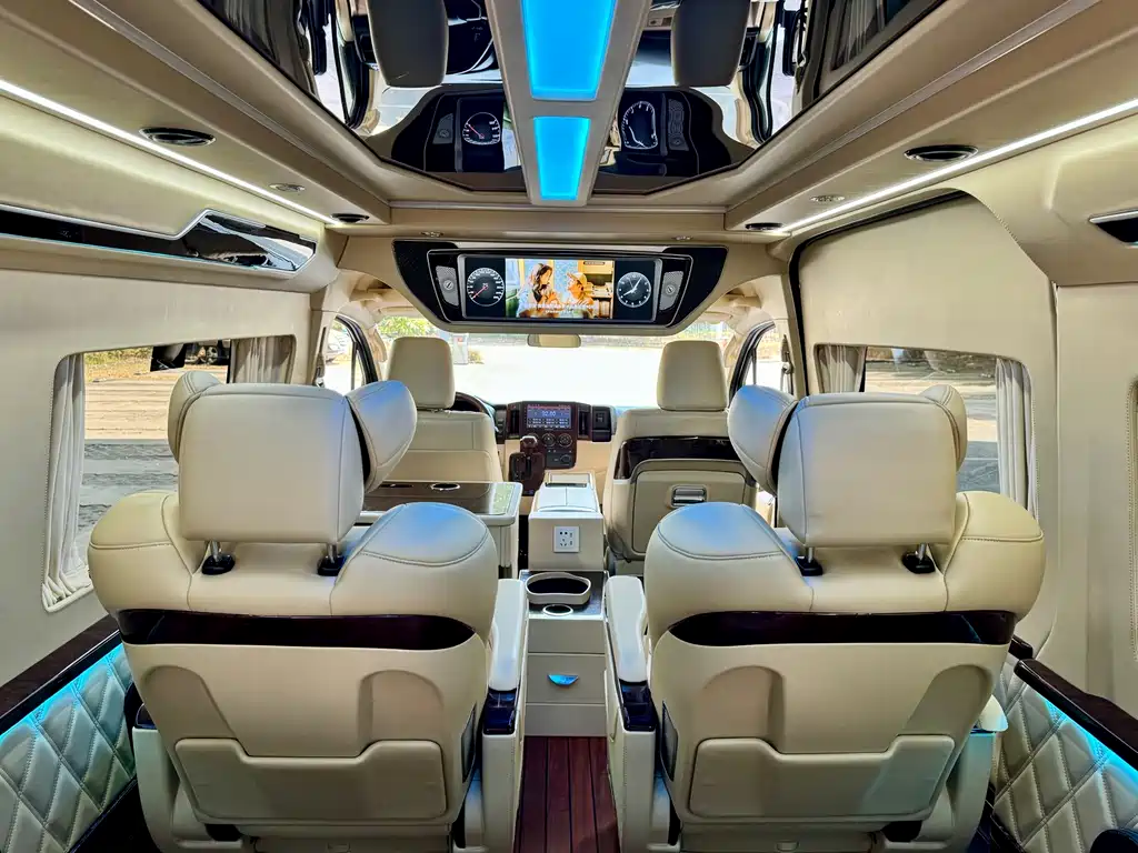Toyota Hiace 2022 — фото 13